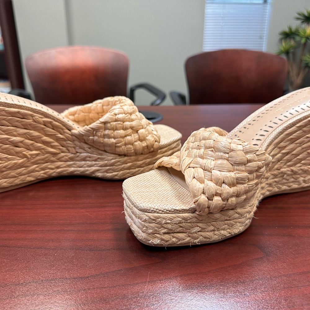 Antonio Melani “LIKE NEW" Straw Raffia Tan Braided Platform Wedges. Size 9.5